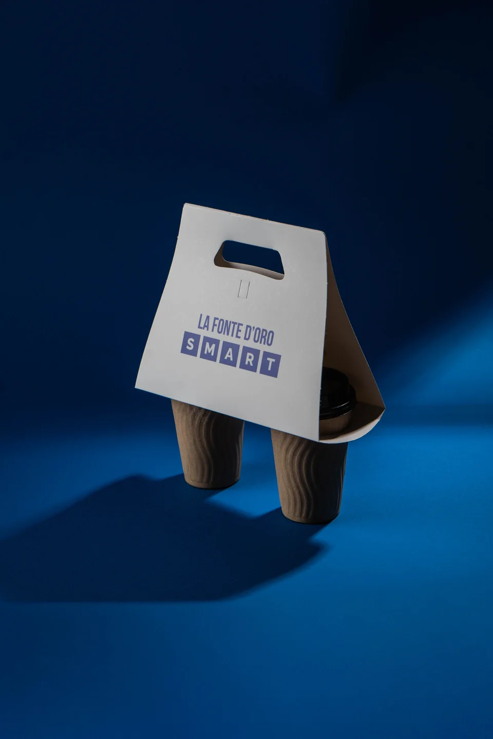 Portavasos de La Fonte D’Oro SMART con dos vasos y asa integrada, visto en perspectiva.