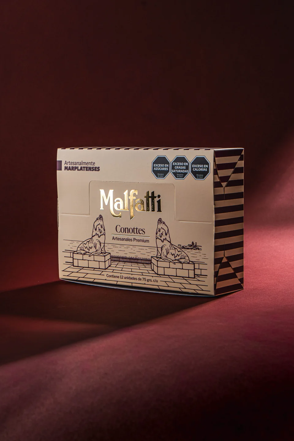 Caja Malfatti para Conottes con ilustraciones de los lobos marinos de Mar del Plata y laterales a rayas.