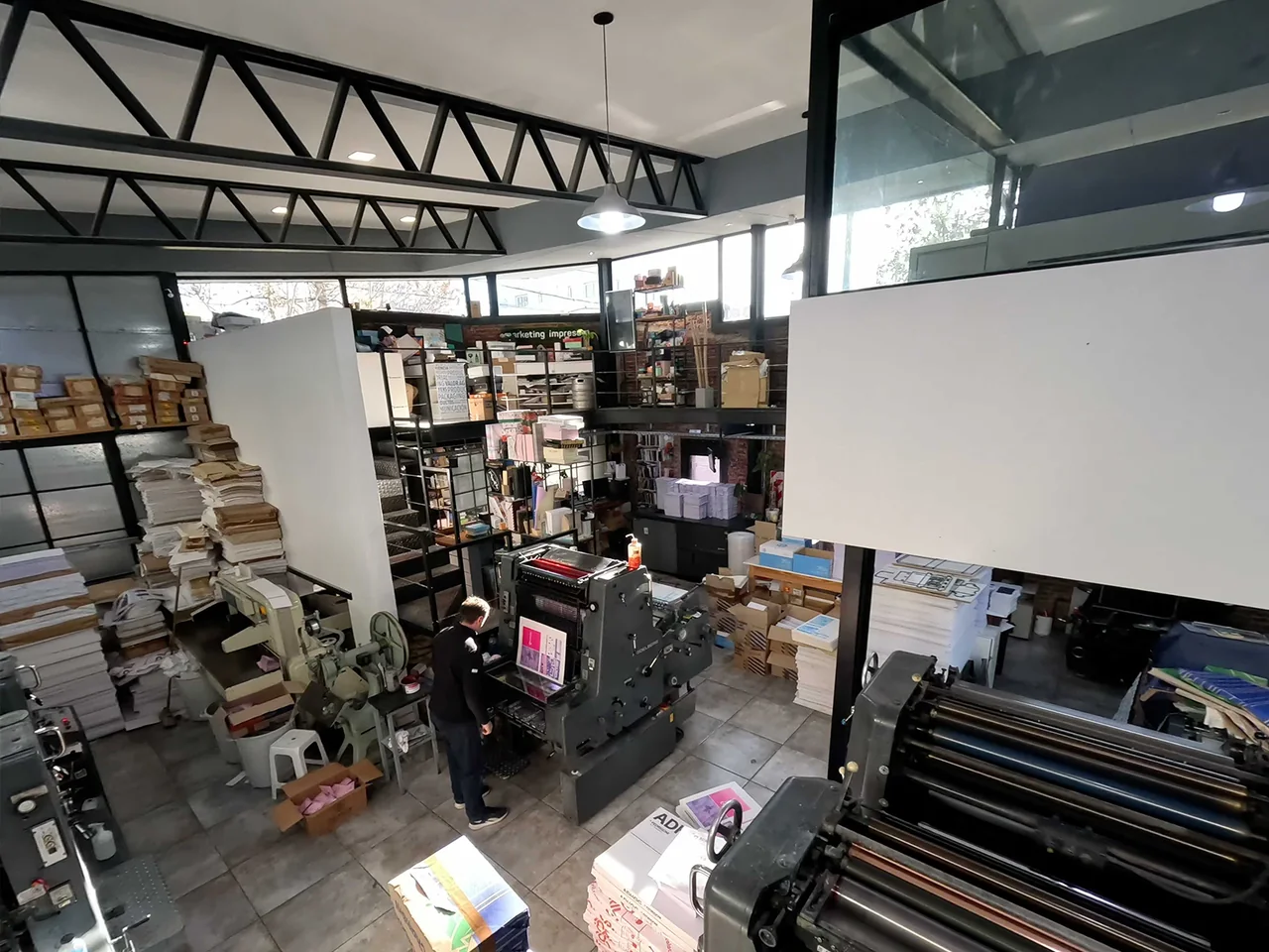 Vista elevada del interior de la planta de Gráfica Tucumán.