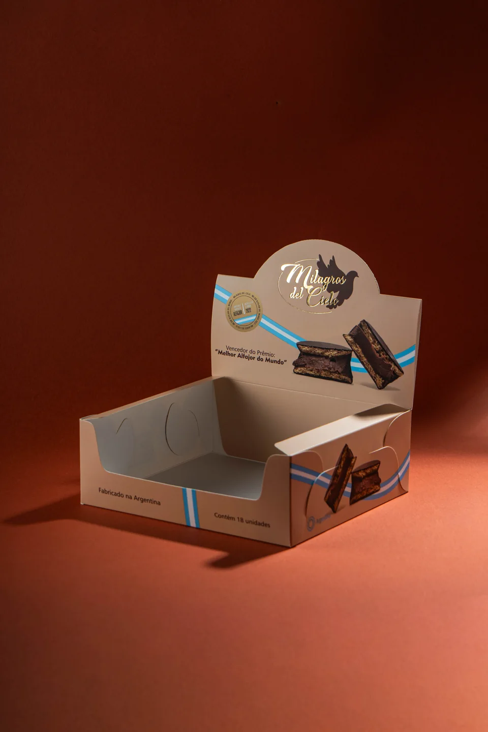La misma caja de Milagros del Cielo abierta como exhibidor, con frente bajo y cabecera vertical que muestra la marca.