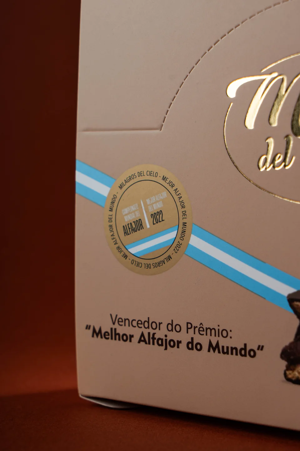 Detalle del frente de Milagros del Cielo: parte del logotipo con reflejos dorados, bandas celestes y contorno de la cabecera.