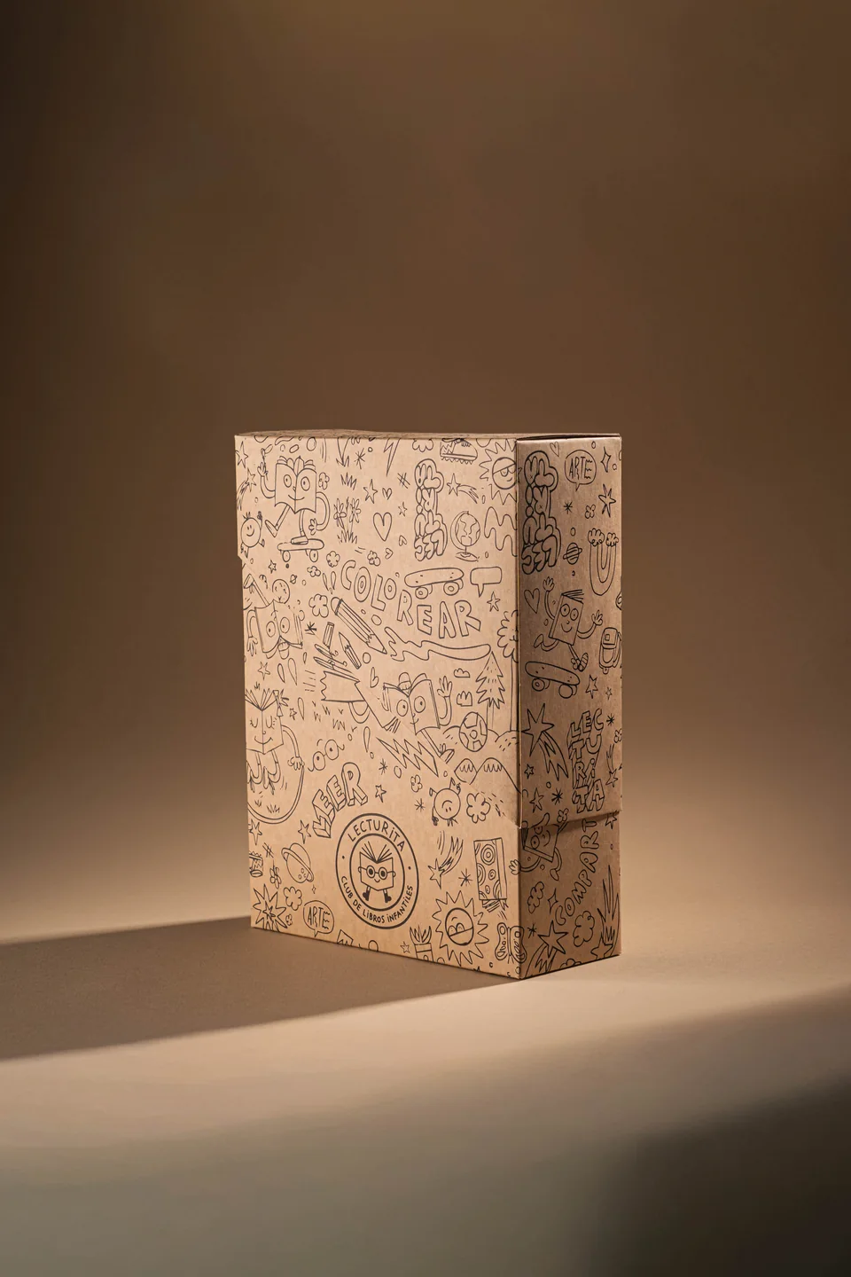 Estuche kraft ilustrado · fotografía del archivo de julio de 2026