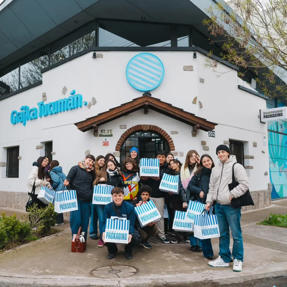 Fotografía grupal de estudiantes de la Malharro frente a la sede de Gráfica Tucumán, en Galicia 202, Mar del Plata