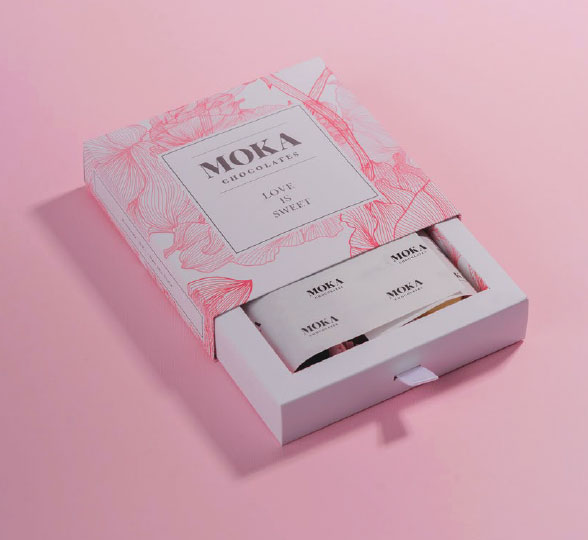 Caja de chocolates Moka con bandeja deslizante y funda ilustrada.