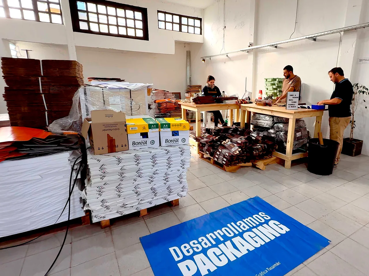 Mesa de trabajo y terminación dentro de la planta de Gráfica Tucumán.