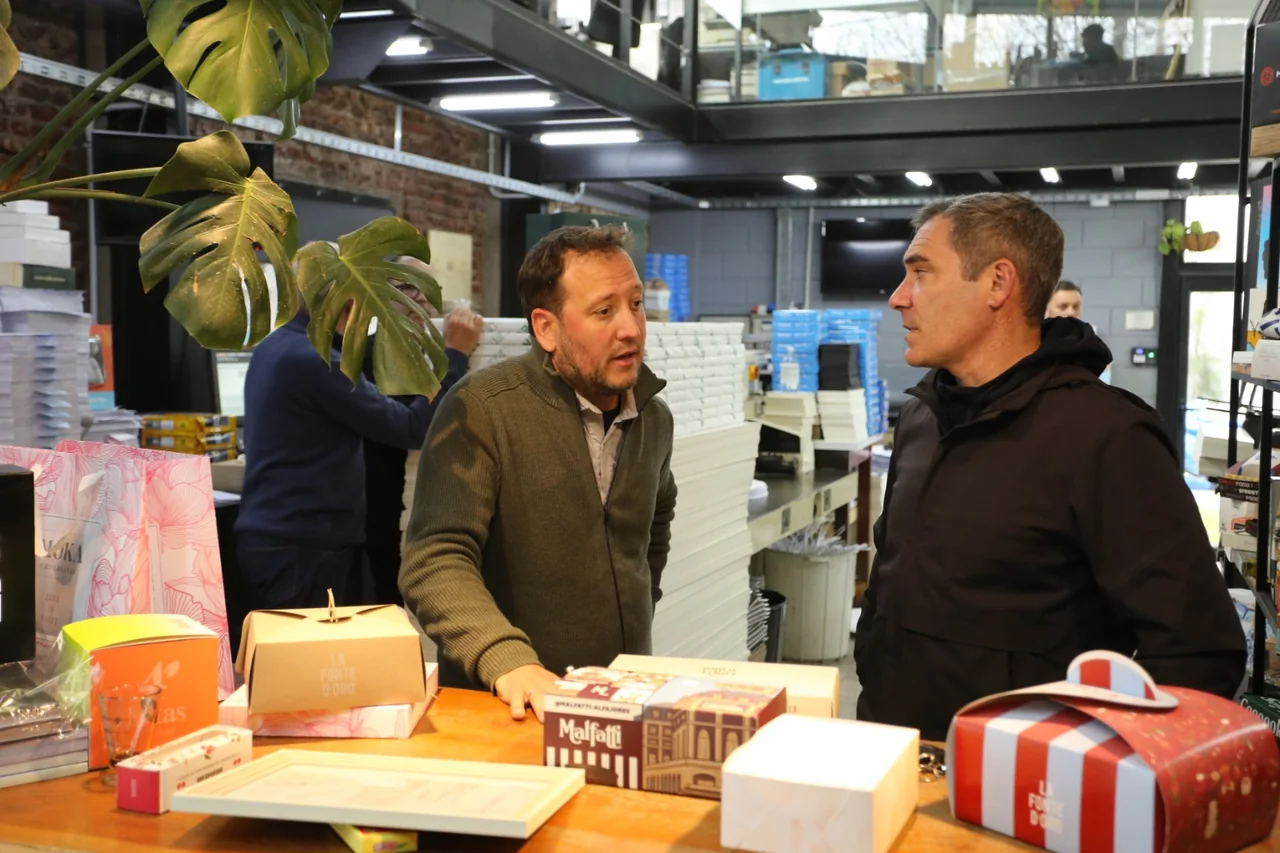 Agustín Neme durante una visita institucional a la planta de Gráfica Tucumán