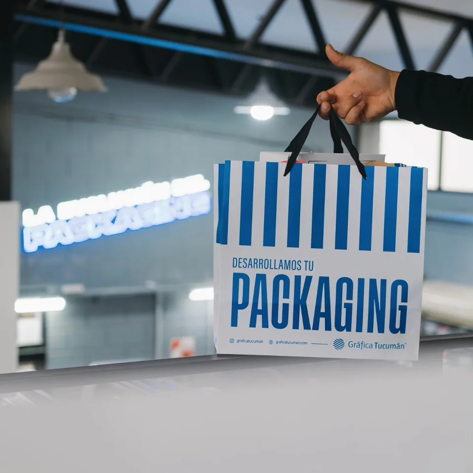 Bolsa de packaging de Gráfica Tucumán exhibida durante la visita a la planta
