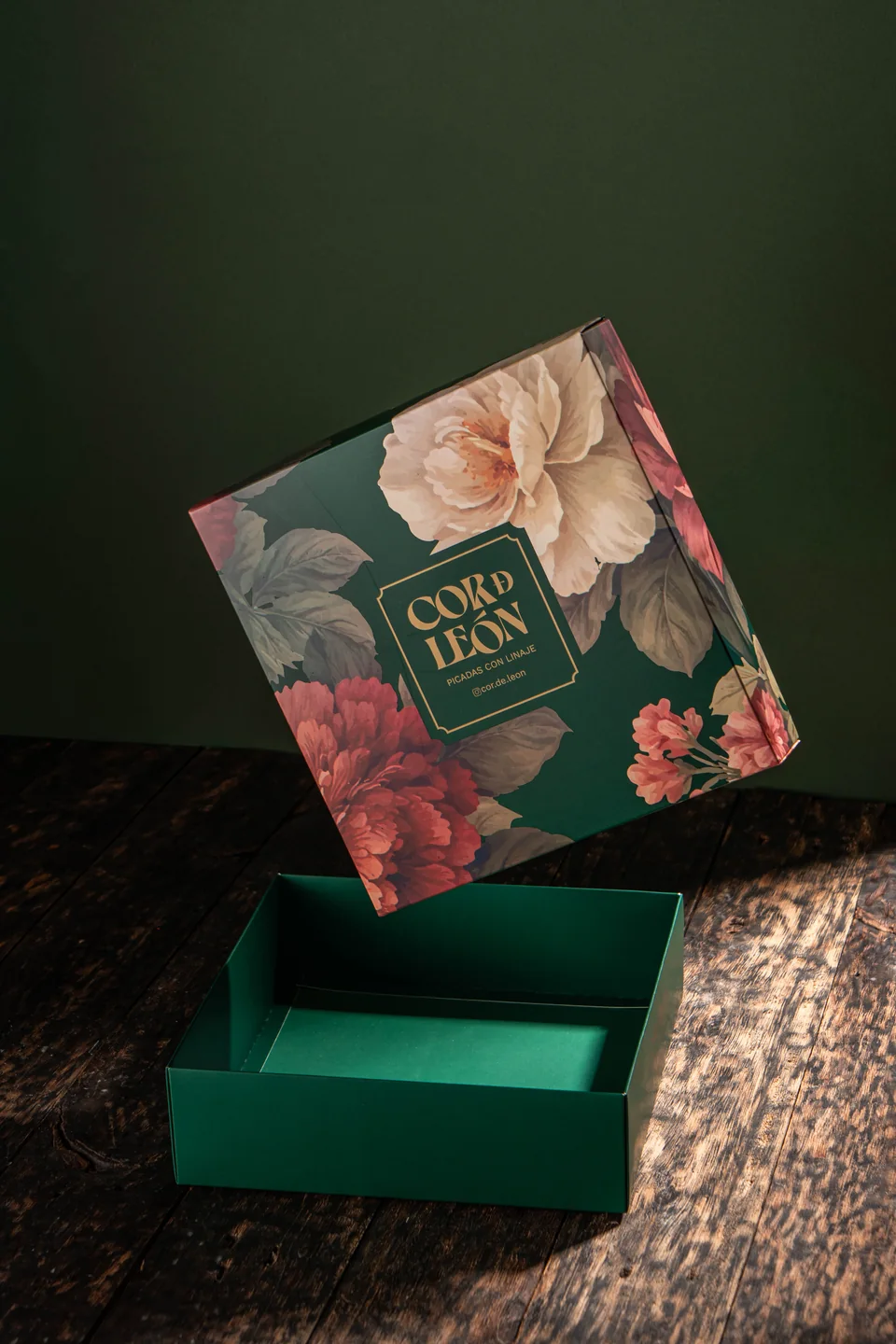 Estuche floral abierto · fotografía del archivo de agosto de 2026